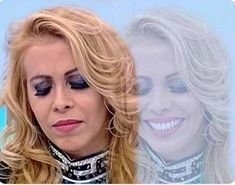 Imagen de una mujer con cabello rubio, ojos cerrados y maquillaje oscuro, con una superposición de su rostro sonriendo