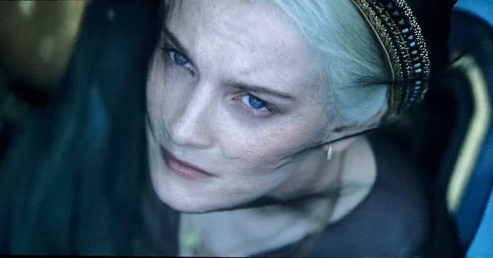 Morfydd Clark como Galadriel en una escena de "El Señor de los Anillos: Los Anillos de Poder", mirando con expresión seria hacia arriba