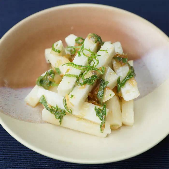 お皿に盛られた長芋と梅肉の和え物。細かく刻んだ青じそがかかっている。