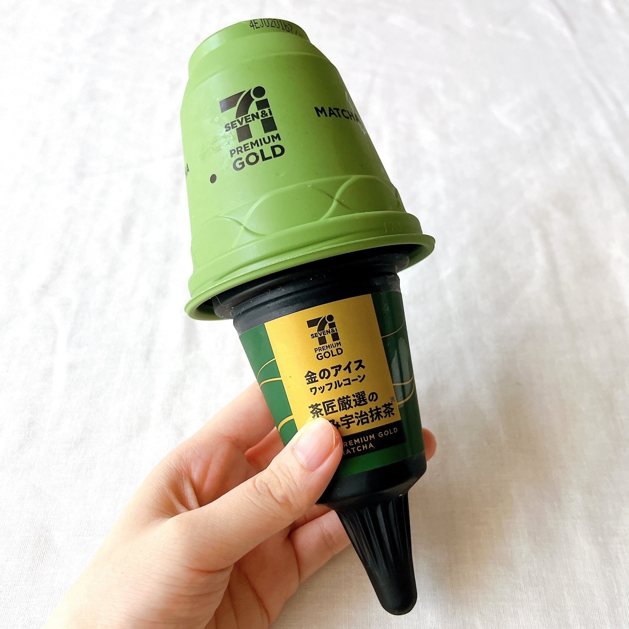 セブン-イレブンのおすすめのアイス「金のアイス ワッフルコーン 手摘み宇治抹茶 180ml」