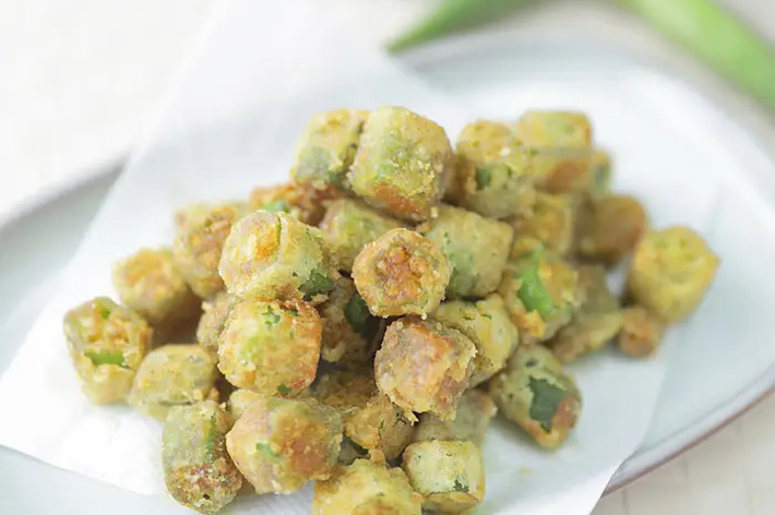 お皿に盛られた揚げたオクラの料理。