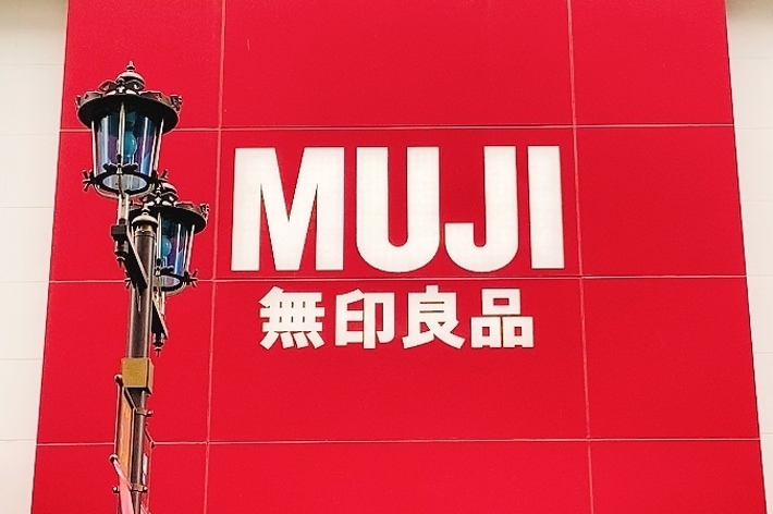 無印良品の店舗入り口。赤い看板に「MUJI 無印良品」と記載。