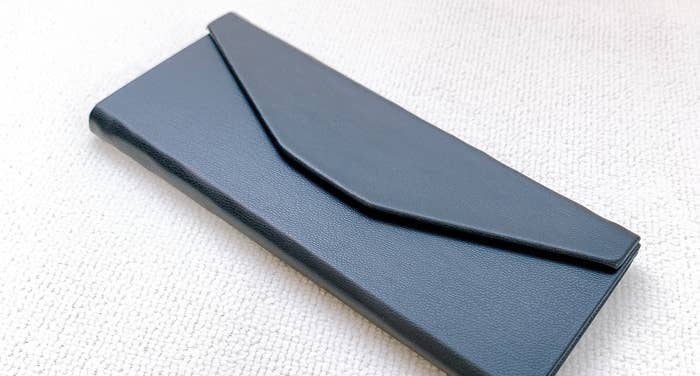 3COINS(スリーコインズ)のおすすめの便利グッズ「《薄くてかさばらない》折りたたみ式メガネケース」