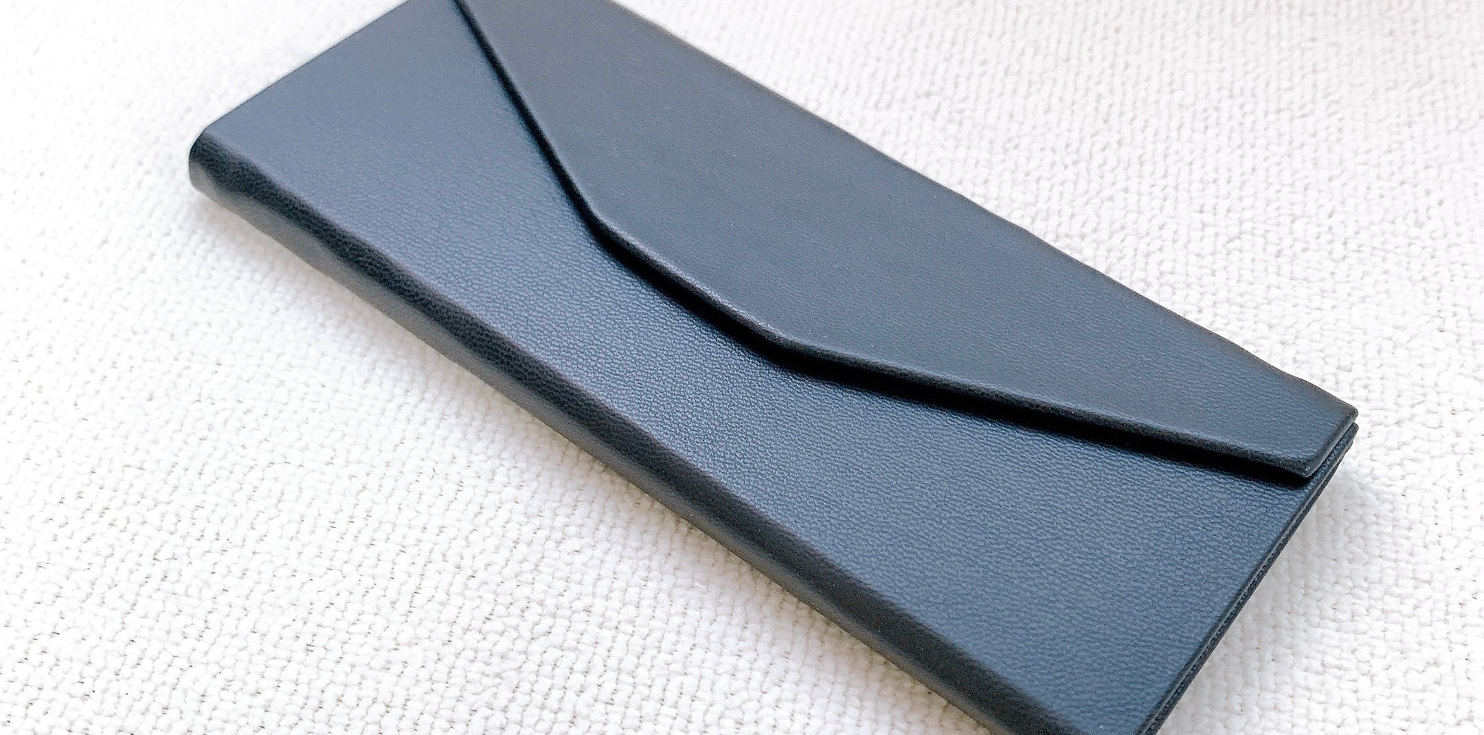 3COINS（スリーコインズ）のおすすめの便利グッズ「《薄くてかさばらない》折りたたみ式メガネケース」