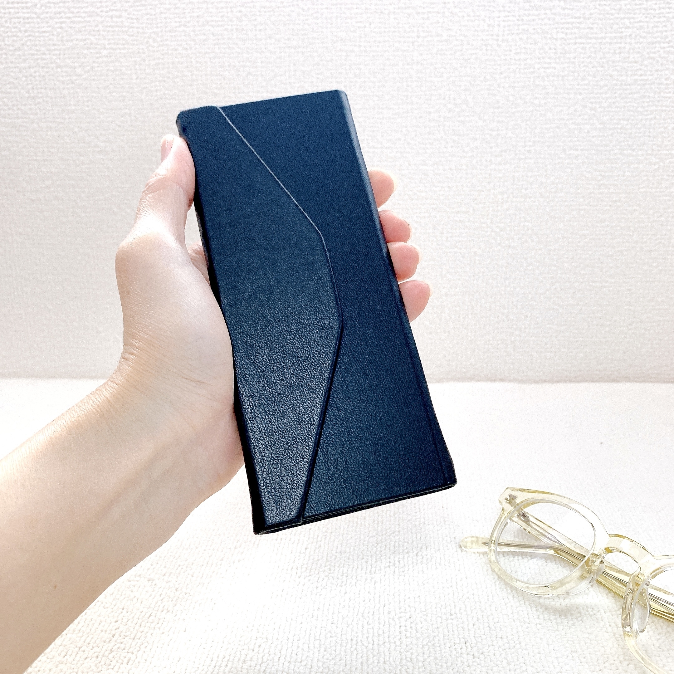 3COINS（スリーコインズ）のおすすめの便利グッズ「《薄くてかさばらない》折りたたみ式メガネケース」