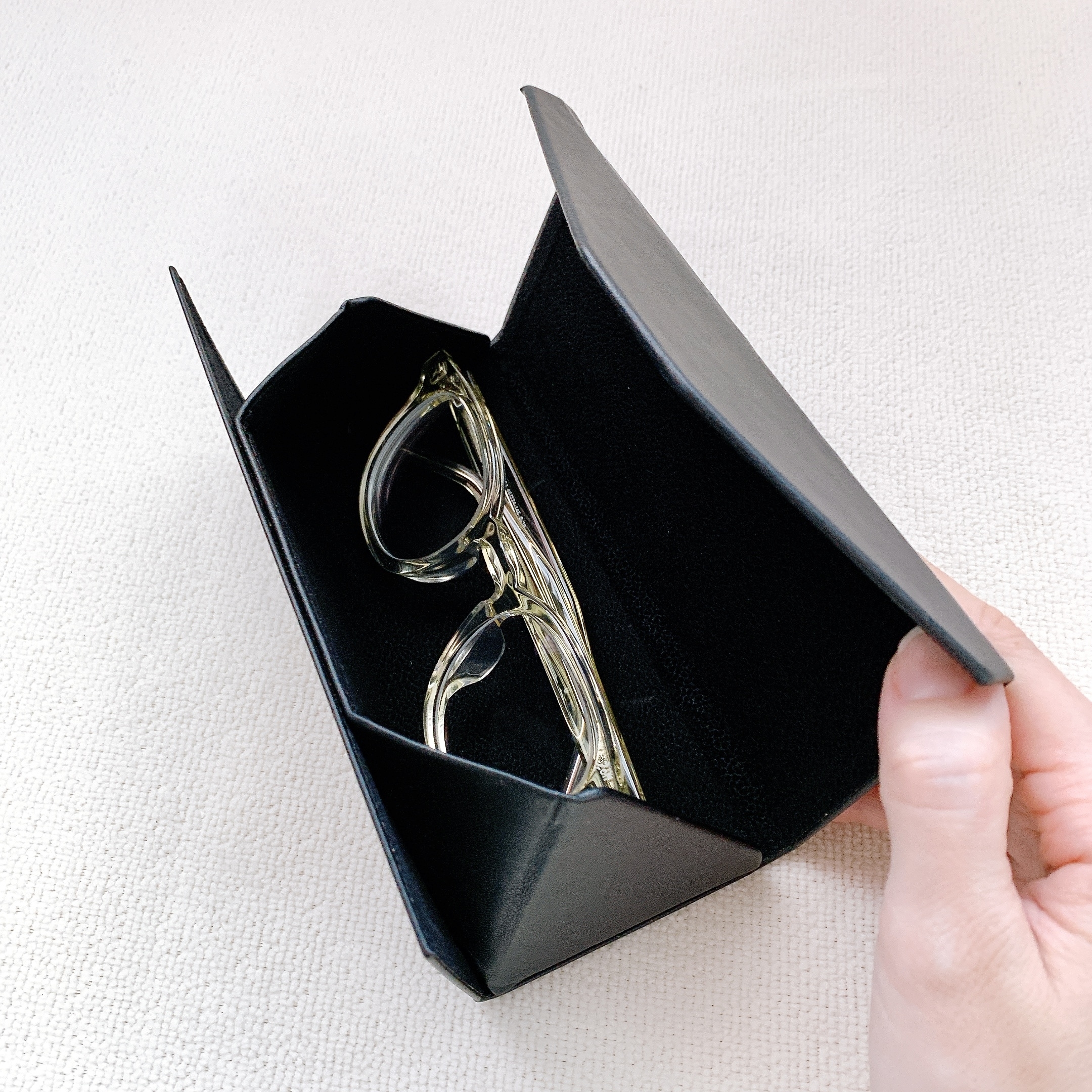 3COINS（スリーコインズ）のおすすめの便利グッズ「《薄くてかさばらない》折りたたみ式メガネケース」