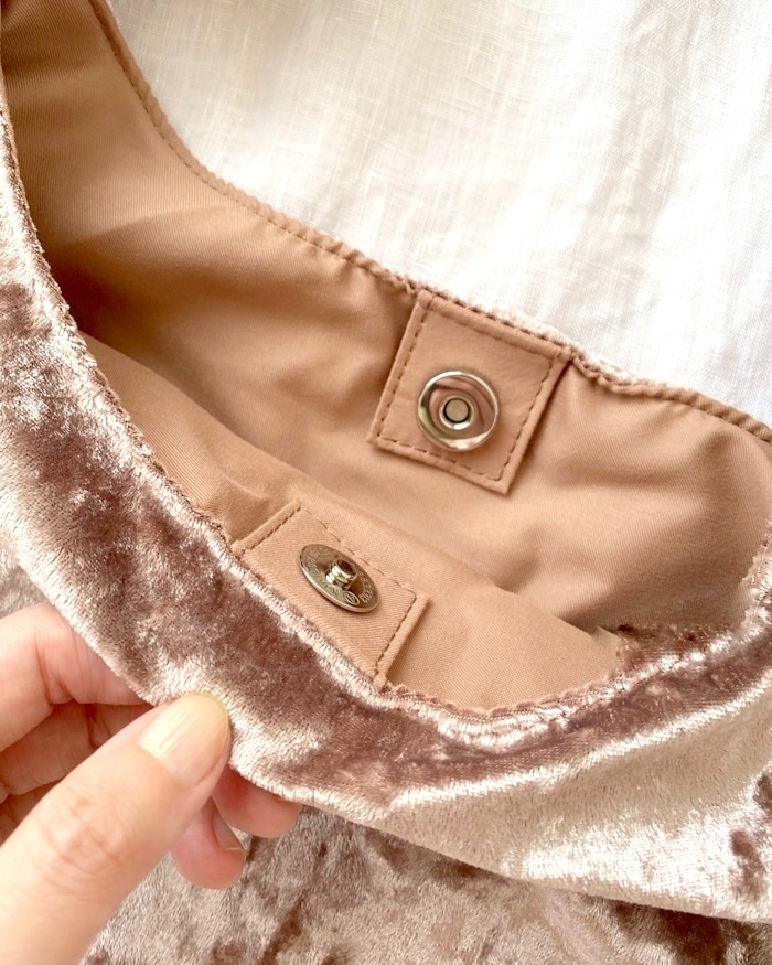 GU（ジーユー）のおすすめファッションアイテム「ベロアフリルハンドルバッグ」