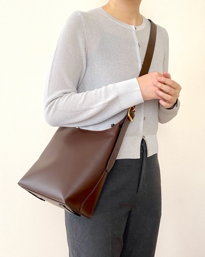 UNIQLO（ユニクロ）のおすすめファッションアイテム「レザータッチスクエアショルダーバッグ」