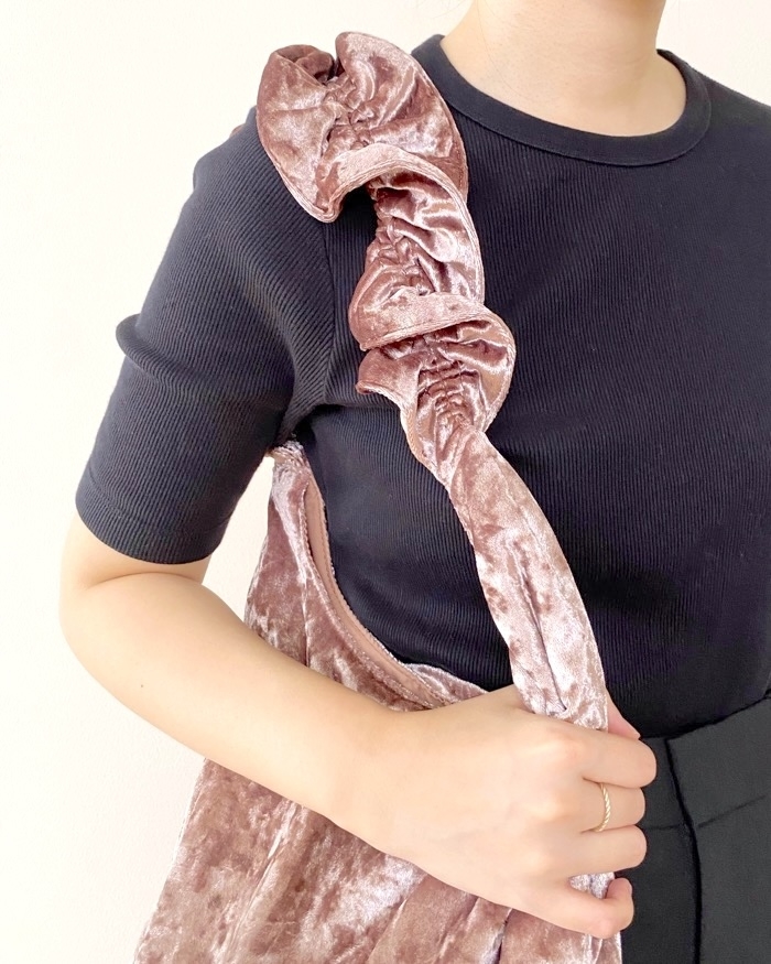 GU（ジーユー）のおすすめファッションアイテム「ベロアフリルハンドルバッグ」