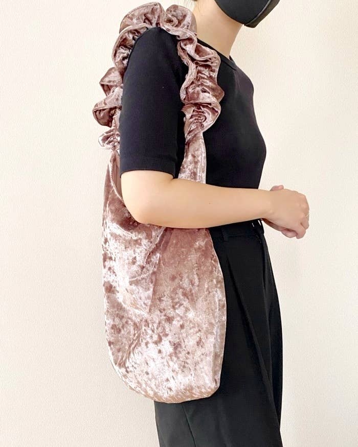 GUの「高見えバッグ」がオシャレなうえに大容量！ノートPCもペット  