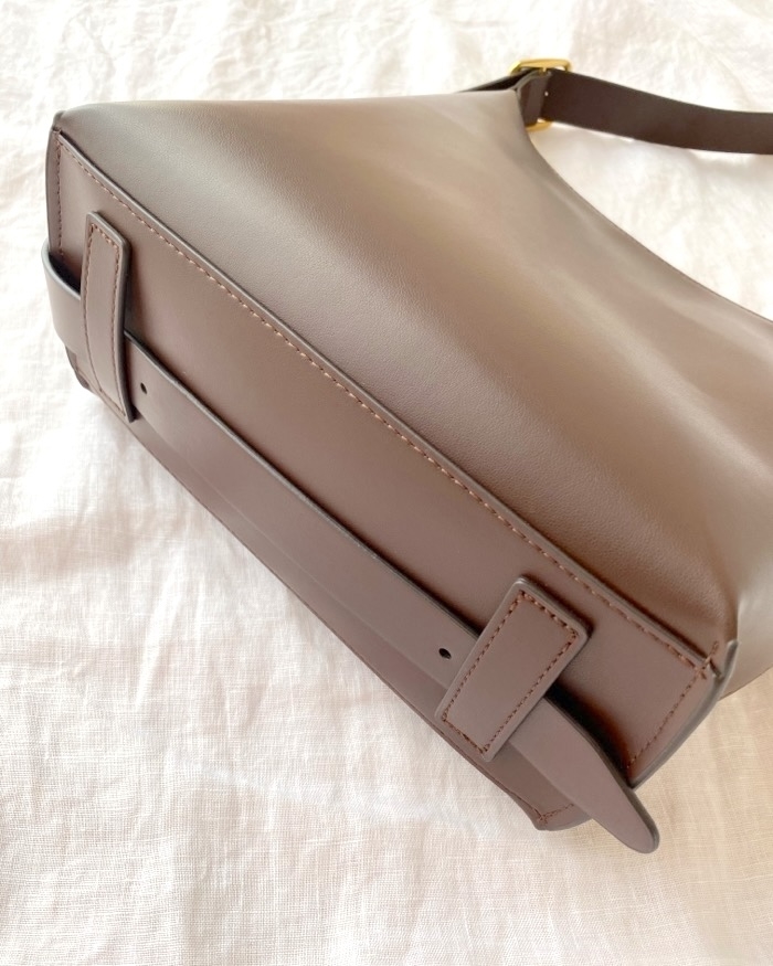 UNIQLO（ユニクロ）のおすすめファッションアイテム「レザータッチスクエアショルダーバッグ」