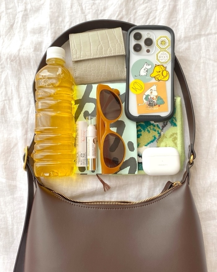 UNIQLO（ユニクロ）のおすすめファッションアイテム「レザータッチスクエアショルダーバッグ」