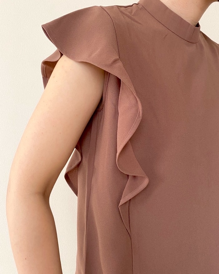 GU（ジーユー）のおすすめファッションアイテム「ラッフルスタンドカラーブラウス（半袖）Z+E」