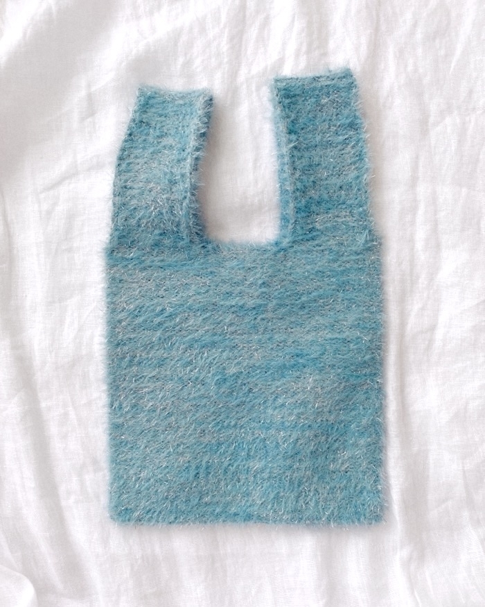 GU（ジーユー）のおすすめファッションアイテム「ラメニットミニバッグ」