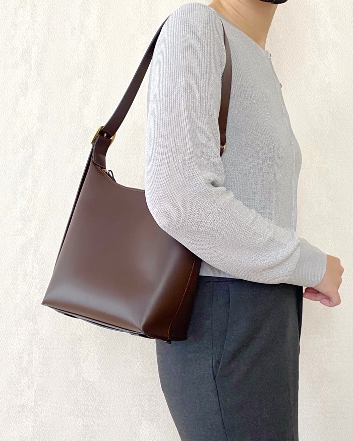 UNIQLO（ユニクロ）のおすすめファッションアイテム「レザータッチスクエアショルダーバッグ」