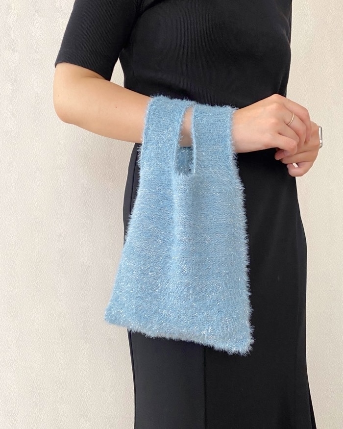 GU（ジーユー）のおすすめファッションアイテム「ラメニットミニバッグ」