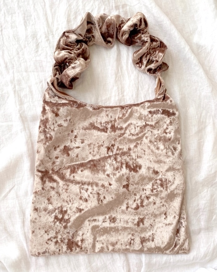 GU（ジーユー）のおすすめファッションアイテム「ベロアフリルハンドルバッグ」