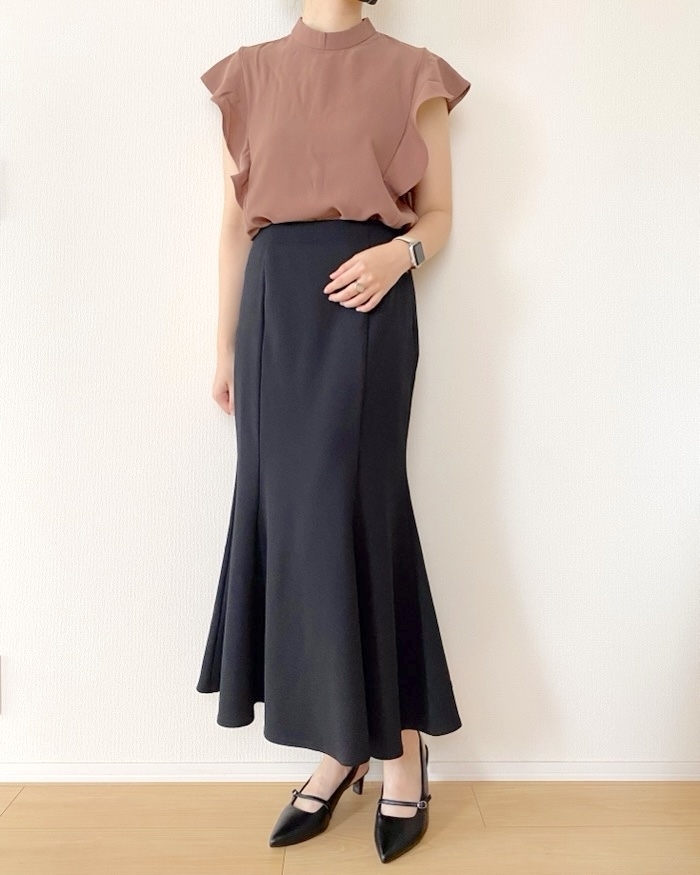 GU（ジーユー）のおすすめファッションアイテム「ラッフルスタンドカラーブラウス（半袖）Z+E」のコーディネート