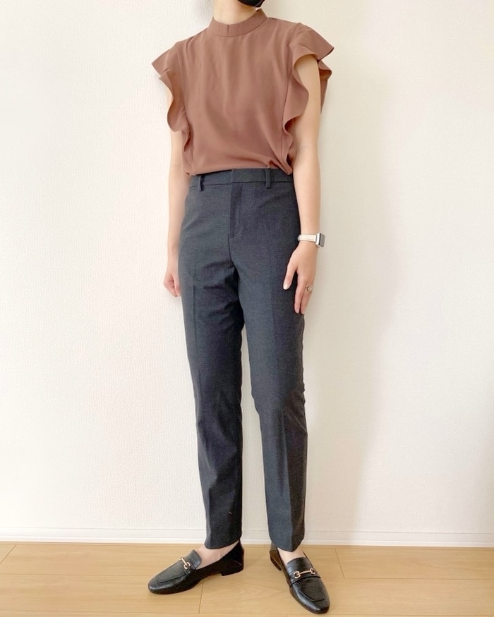 GU（ジーユー）のおすすめファッションアイテム「ラッフルスタンドカラーブラウス（半袖）Z+E」のコーディネート