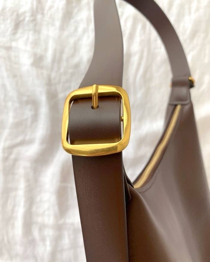 UNIQLO(ユニクロ)のおすすめファッションアイテム「レザータッチスクエアショルダーバッグ」