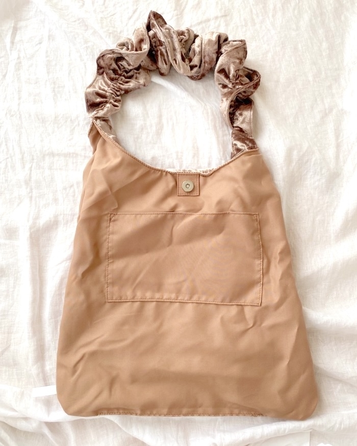 GU（ジーユー）のおすすめファッションアイテム「ベロアフリルハンドルバッグ」