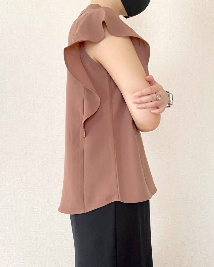 GU（ジーユー）のおすすめファッションアイテム「ラッフルスタンドカラーブラウス（半袖）Z+E」