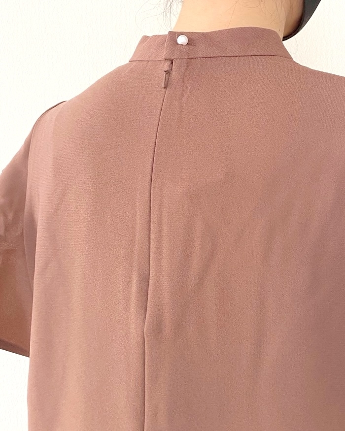 GU（ジーユー）のおすすめファッションアイテム「ラッフルスタンドカラーブラウス（半袖）Z+E」