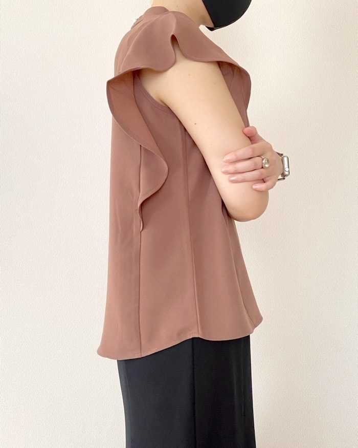 GU（ジーユー）のおすすめファッションアイテム「ラッフルスタンドカラーブラウス（半袖）Z+E」