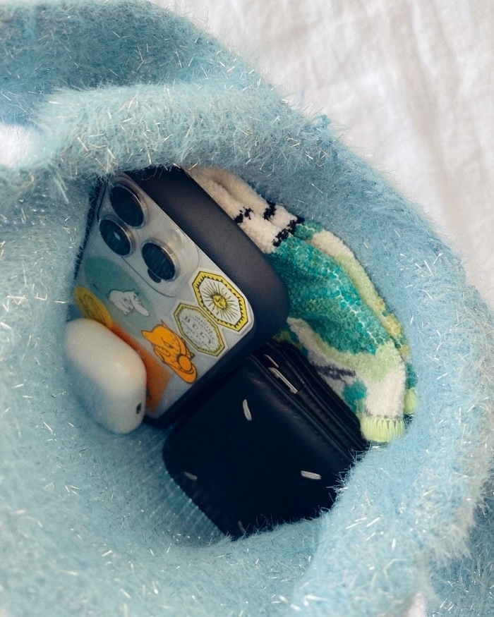 GU（ジーユー）のおすすめファッションアイテム「ラメニットミニバッグ」