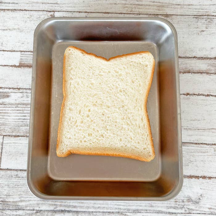 角型の白い食パンが金属のトレイに置かれています。