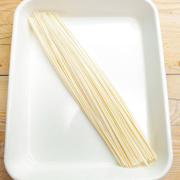 白いトレイに入った麺