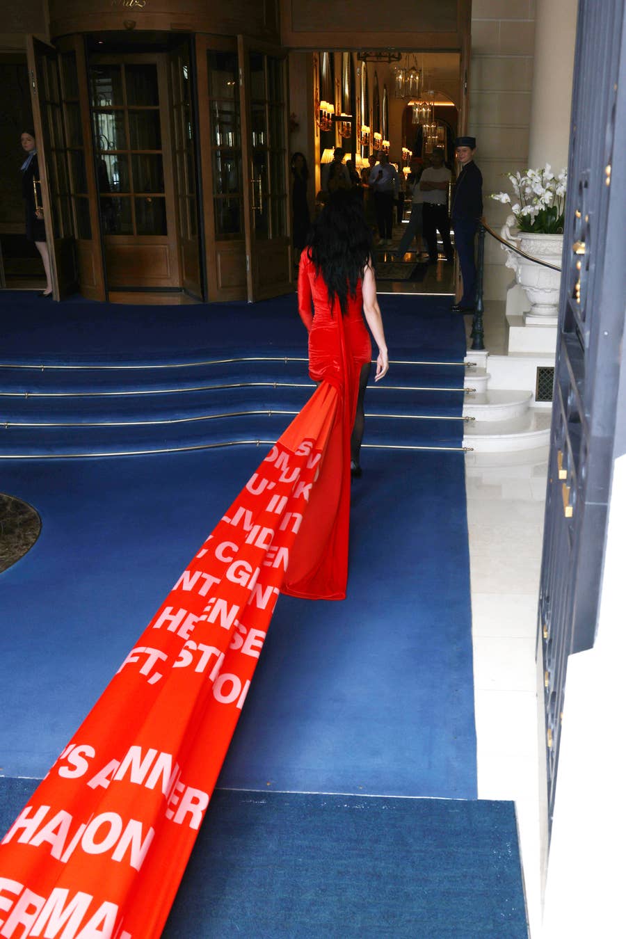Katy Perry Wore A Dress With A Train Reportedly Over 100 Yards Long, image size:900x1350