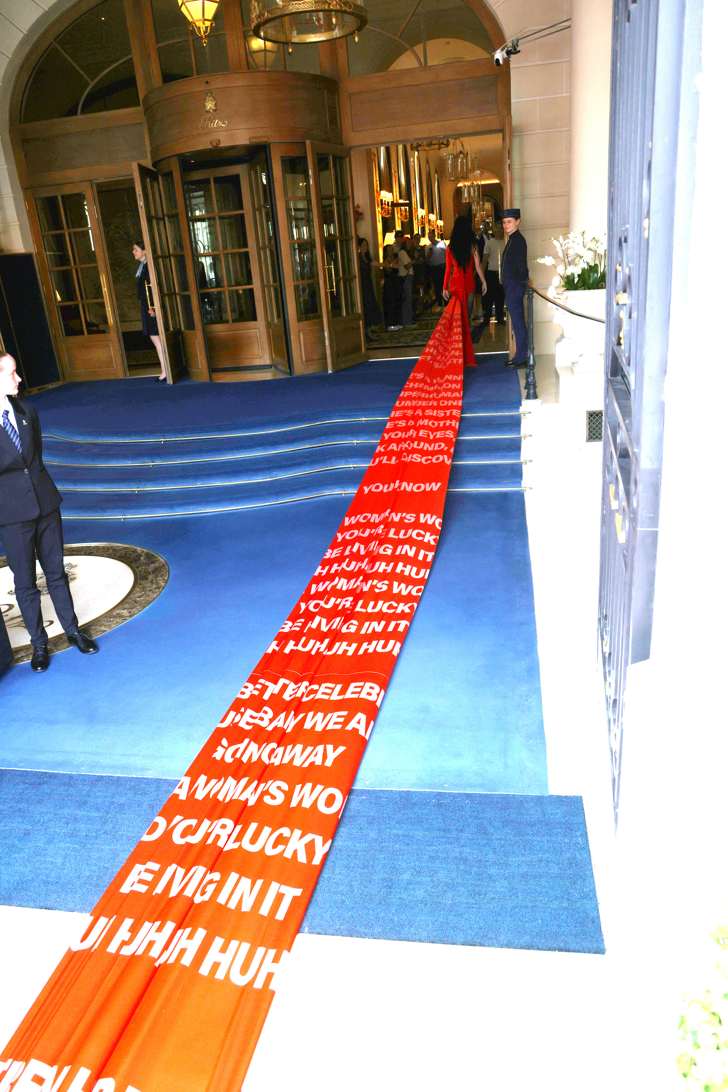 Closeup of the train on Katy Perry's dress