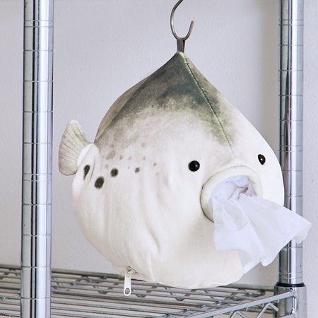 水を吐くフグのぬいぐるみティッシュケース 吊るした姿