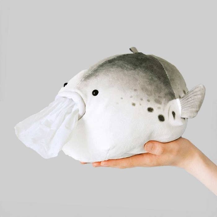 水を吐くフグのぬいぐるみティッシュケース ティッシュを吐く姿