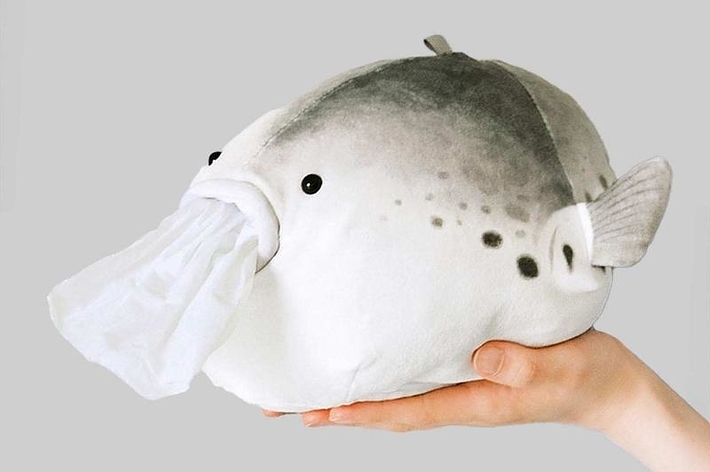 水を吐くフグのぬいぐるみティッシュケース ティッシュを吐く姿