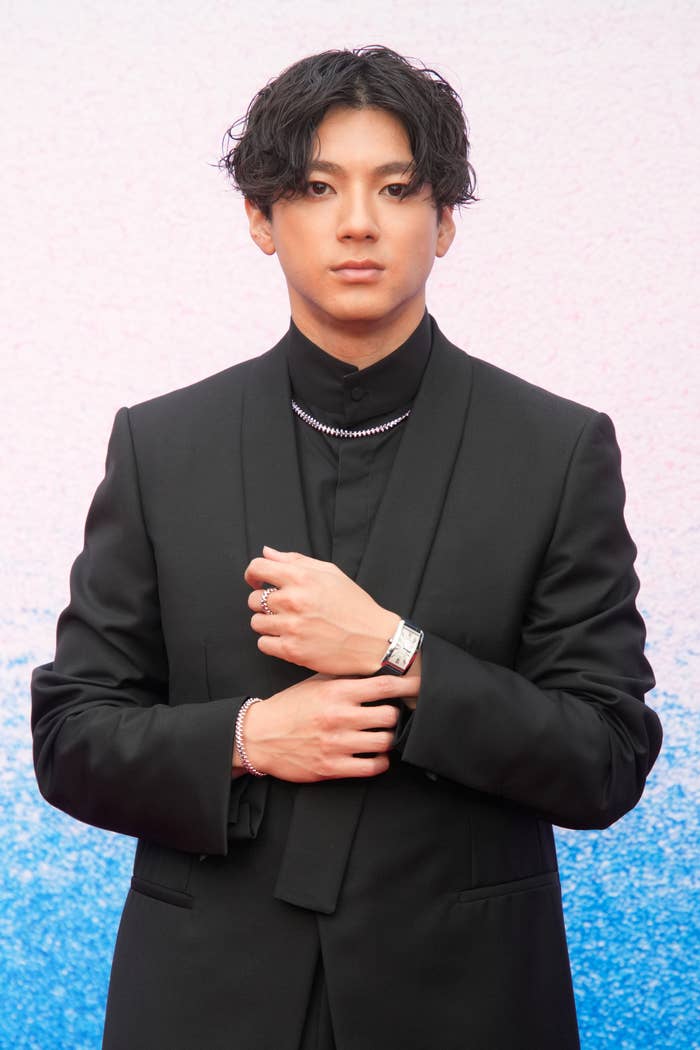 黒いジャケットを着た山田裕貴さん