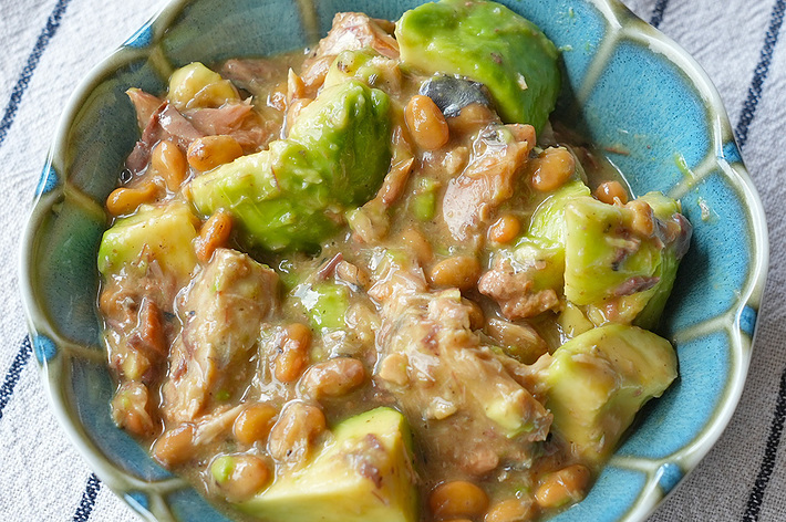 アボカドと納豆が入ったボウル。