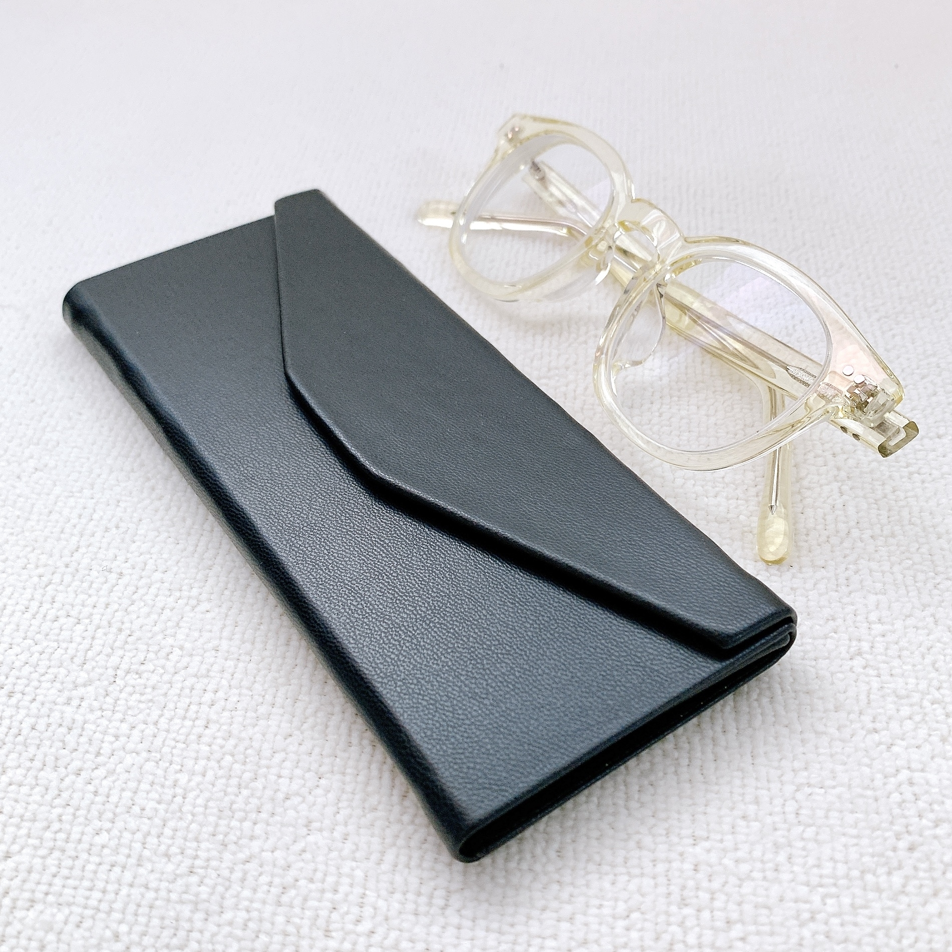 3COINS（スリーコインズ）のおすすめの便利グッズ「《薄くてかさばらない》折りたたみ式メガネケース」