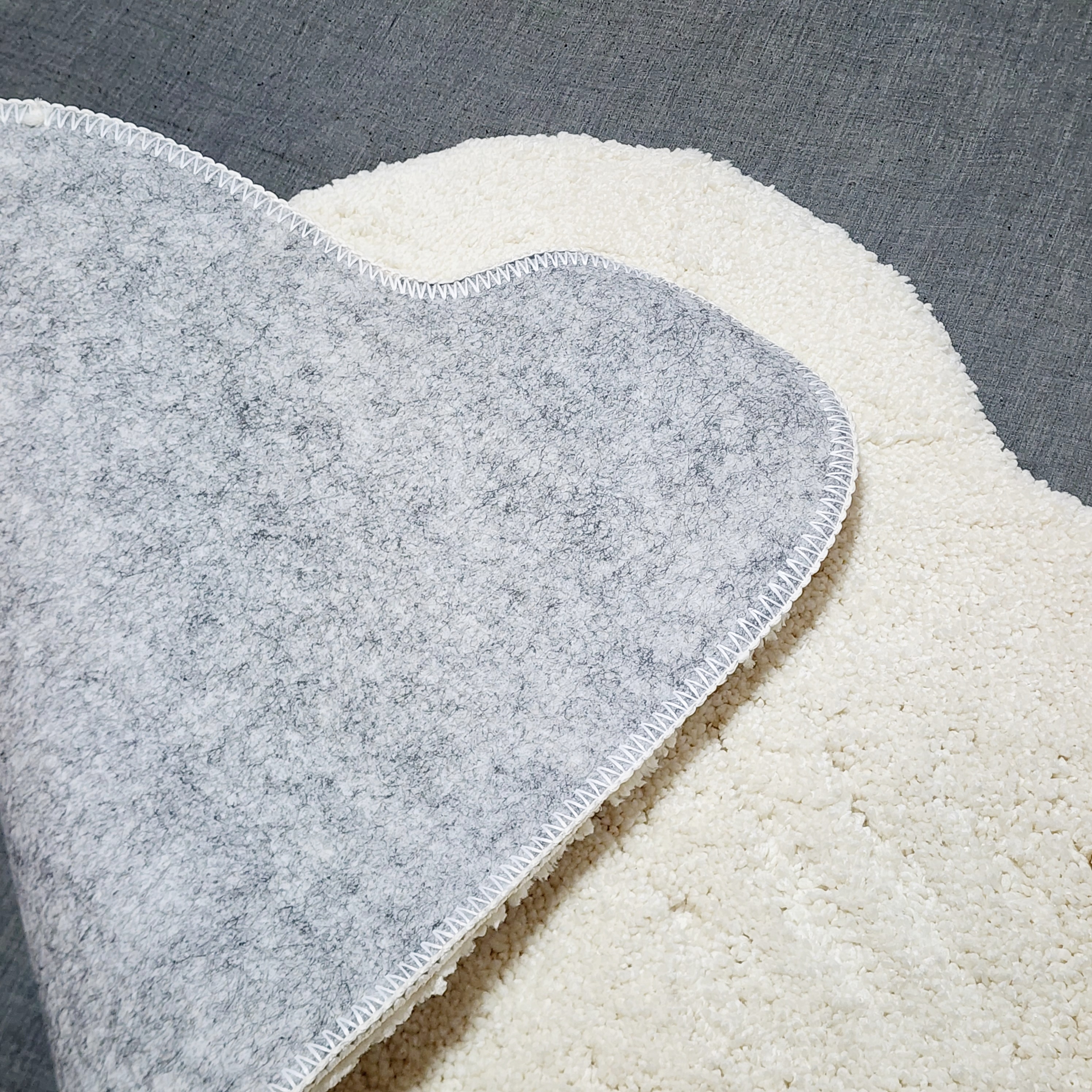 ニトリのおすすめインテリア「フロアマット 45×75cm （くも）」