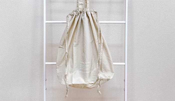 3COINS(スリーコインズ)のおすすめの便利グッズ「《撥水加工》ロゴプリントバッグカバー/Rainy Day Style」