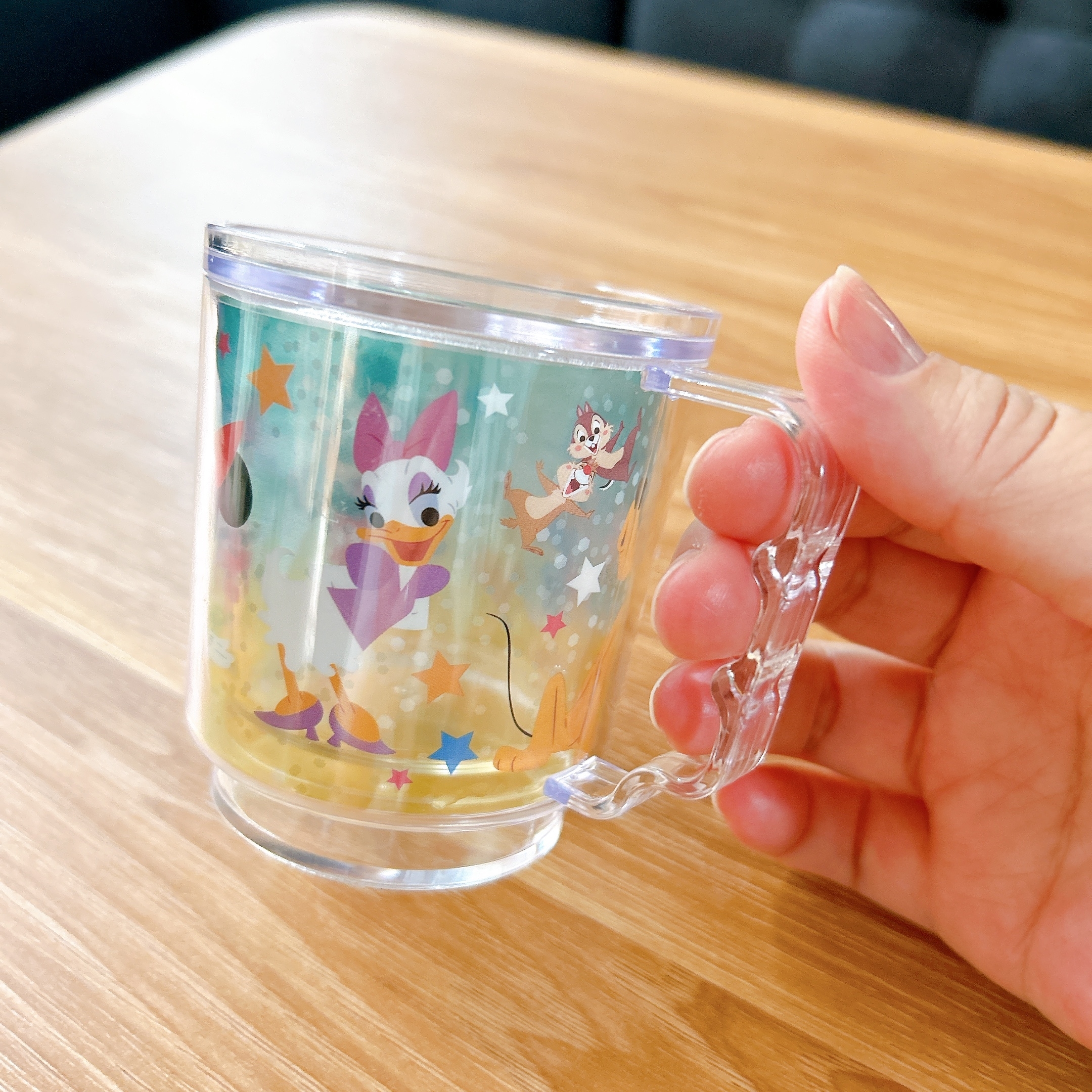 セリア】ディズニーのお土産かと思ったわ…！110円の「きらきらコップ」持ちやすいし可愛いし、ずっと飾っておきたいよ！《購入レビュー》