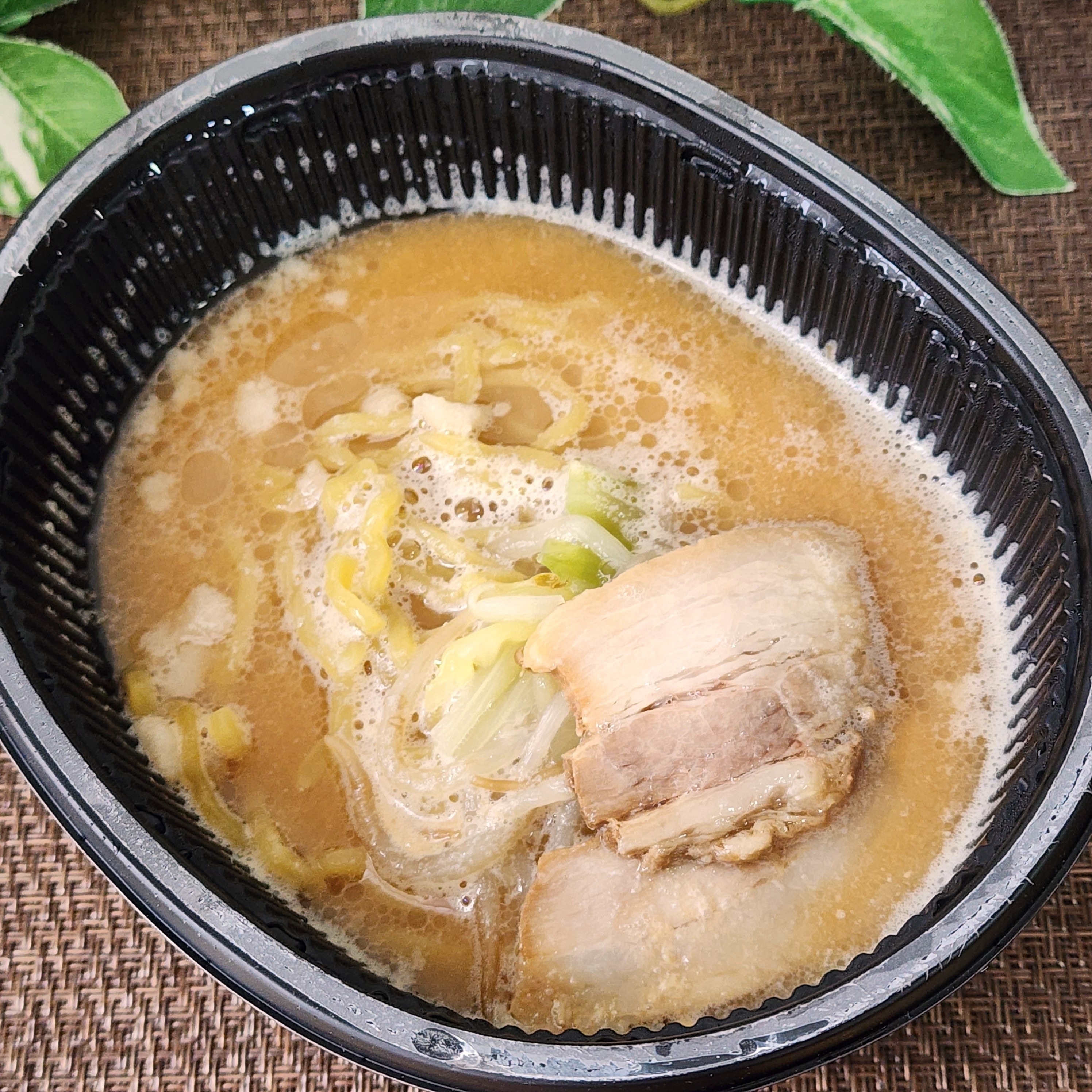 セブン-イレブンのおすすめフード「7プレミアム 味噌ラーメン」