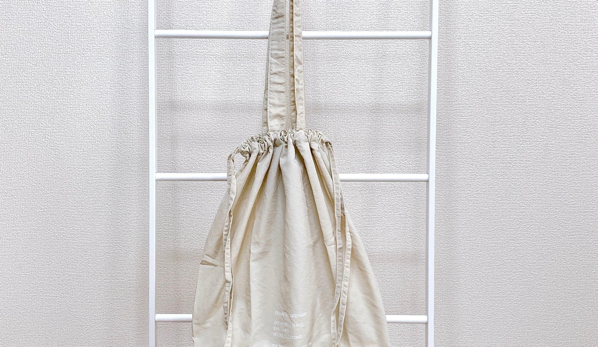 3COINS（スリーコインズ）のおすすめの便利グッズ「《撥水加工》ロゴプリントバッグカバー／Rainy Day Style」