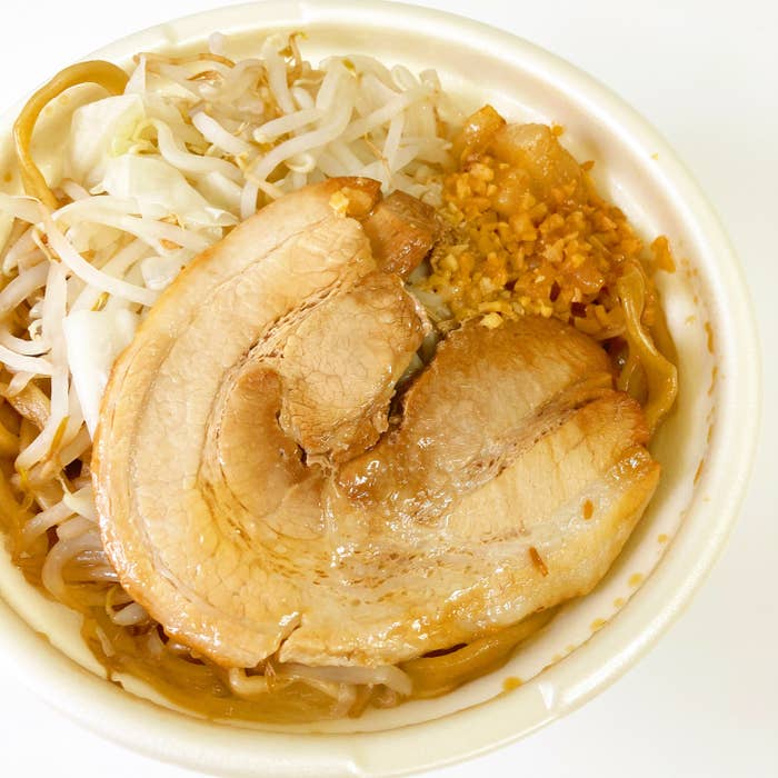 セブン-イレブンのおすすめフード「とみ田監修デカ豚ラーメン ワシワシMAX」