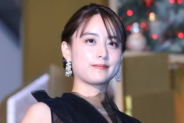 広瀬すず、レースの黒いドレスを着てクリスマスツリーの前でポーズ。