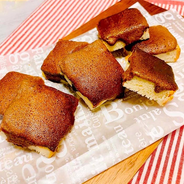 切り分けられた焼き菓子が数個、食品用の紙の上に並べられている。