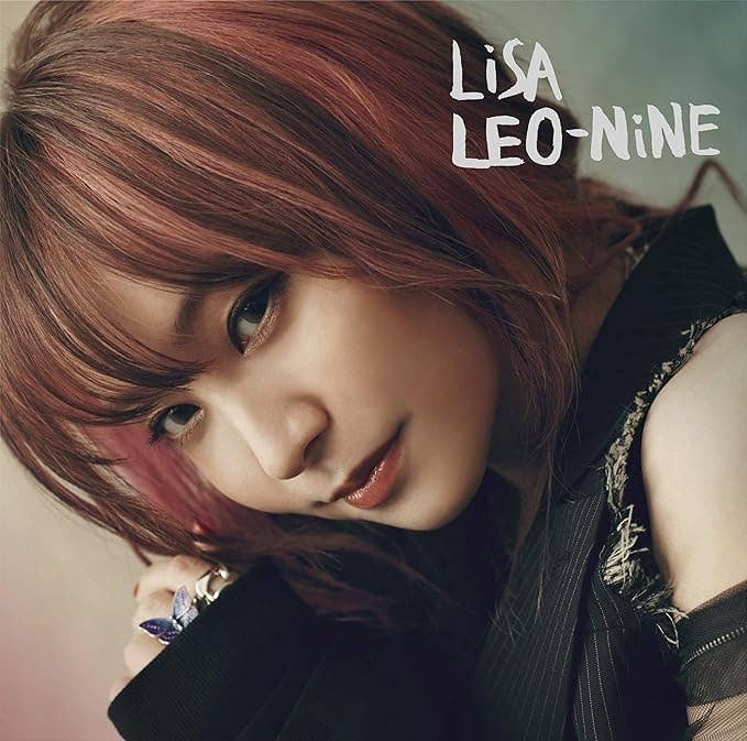 LiSAのアルバム「LEO-NiNE」のカバー写真。LiSAがこちらを見つめており、表情は真剣です。