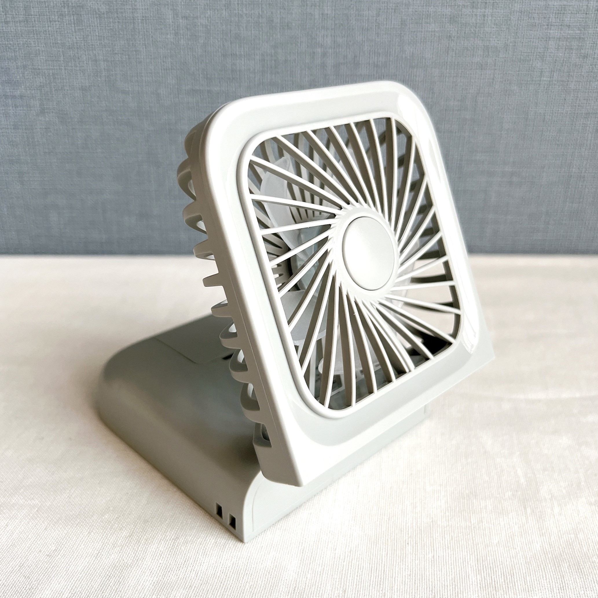 3COINS（スリーコインズ）のおすすめグッズ「4WAYハンディファン」