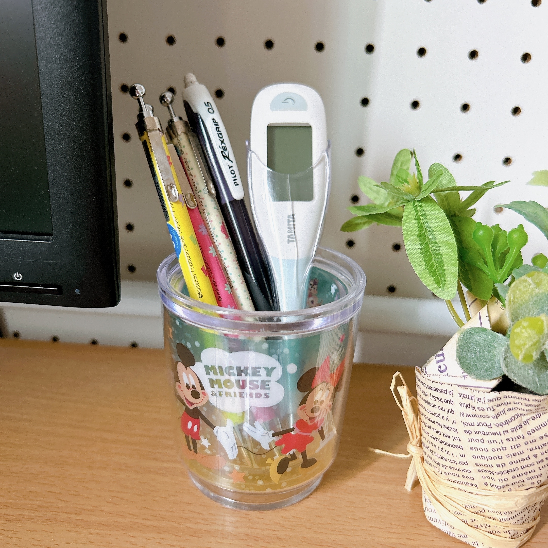 Seria（セリア）のおすすめディズニーグッズ「プリントフィルム入りマグカップ スタッキングタイプ／ミッキー＆フレンズ／カラフル」